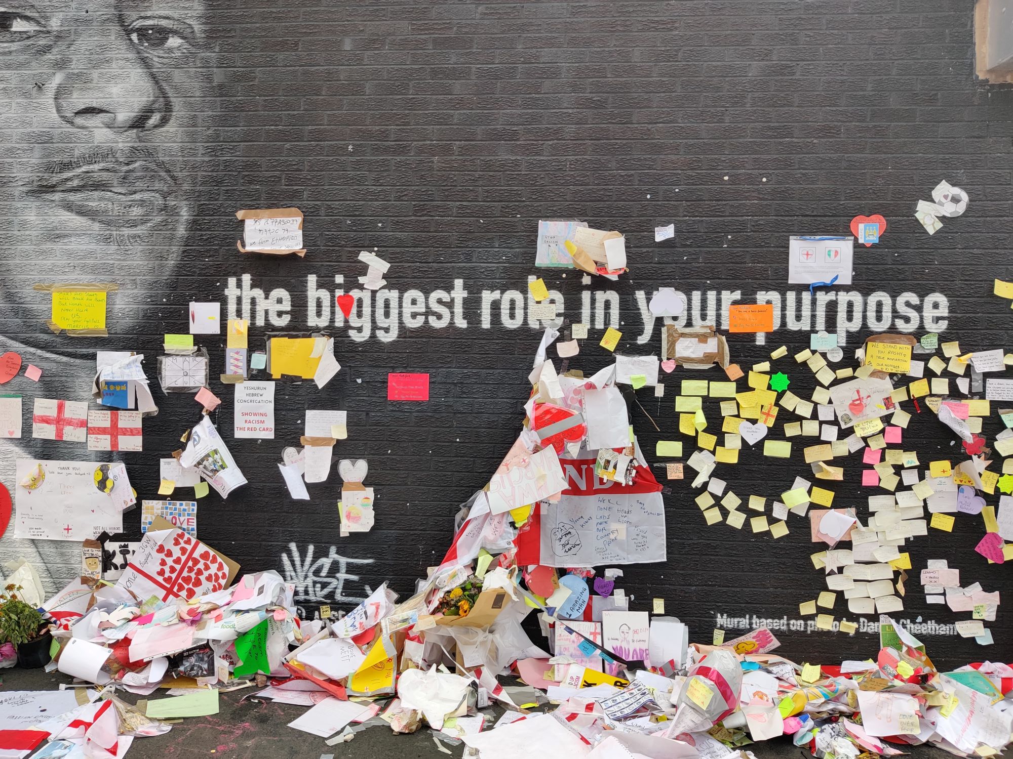 A mural of Marcus Rashford covered in notes and tributes